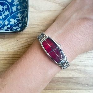 dKNY ladies retro red dial silver tone fashion watch NEW BATTERY